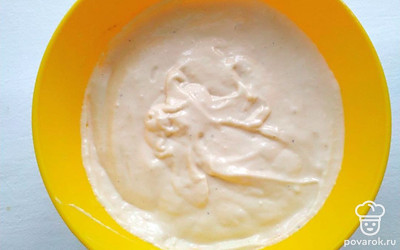 В емкость с взбитым, с помощью вилки, куриным яйцо добавьте майонез. Посолите и поперчите по вкусу. Постепенно вводите в миску муку и разрыхлитель. Тщательно вымешайте густое тесто до однородности.