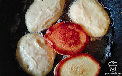 На раскаленную сковороду выкладывайте тесто ложкой. Для одной оладьи – одна столовая ложка теста. Обжаривайте оладьи с двух сторон по пару минут до румяности.