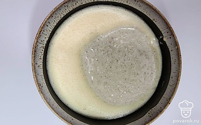 Залейте овсяные хлопья в молоке и оставьте на 20 минут, чтобы они приобрели комнатную температуру. Измельчите блендером хлопья с молоком, после чего взбейте яйца с сахаром и соедините с овсяными хлопьями.