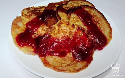 Подавайте оладушки в красивой тарелочке с вареньем.