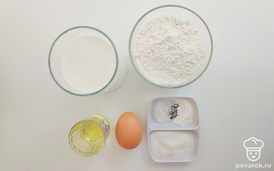 Кефир налейте в стаканы, а сахар и муку насыпьте в пиалы. Масло налейте в стакан. Яйцо положите на тарелку.