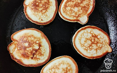 В емкость вбейте яйцо и добавьте сахар, взбейте. Затем добавьте снежок, перемешайте. Добавьте муку, перемешайте до полной однородности. Добавьте в тесто разрыхлитель. Для аромата добавьте щепотку ванилина. Готовое тесто на оладьи должно быть достаточно густое, без комочков муки. Оставьте тесто минут на 10 постоять, накрыв полотенцем. Разогрейте сковороду с маслом. Ложкой выложите немного теста на сковороду. Готовьте оладьи на маленьком огне по 2 минуты с каждой стороны.