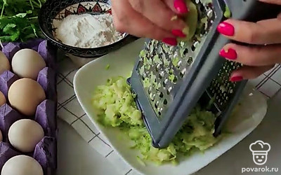 Для начала нам нужно натереть кабачок на крупной тёрке.