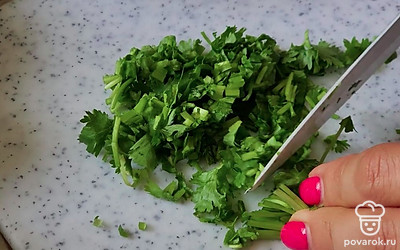 Нарезаем не сильно мелко кинзу.