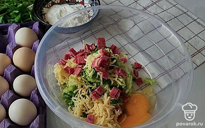 К кабачкам добавляем кинзу, сыр, колбасу, соль, яйцо и тщательно перемешиваем.