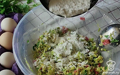 Добавляем 2 столовые ложки муки.