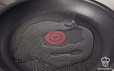 На разогретую сковородку наливаем растительное масло.