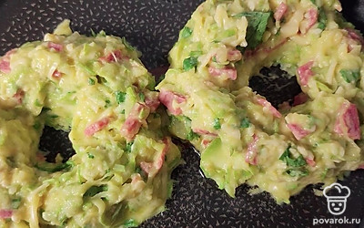 Выкладываем смесь в форме колечек.