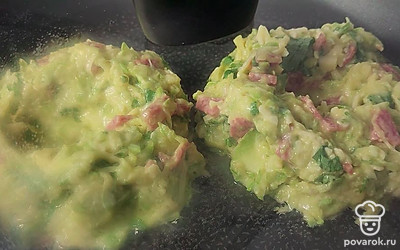 Жарить нужно с закрытой крышкой 5 минут.