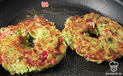 Переворачиваем и в серединку в добавляем желток.