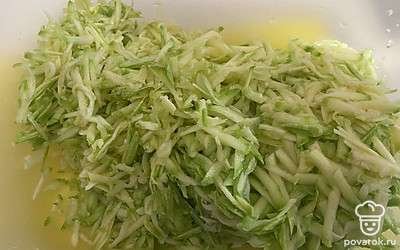 Кабачки трём на тёрке, отжимаем от лишней влаги.