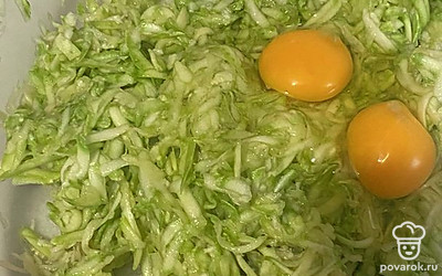 Добавляем яйца.