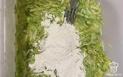 Добавляем муку, соль.