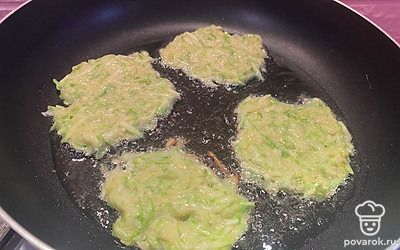 В сковороду наливаем растительное масло. Обжариваем с двух сторон до готовности.