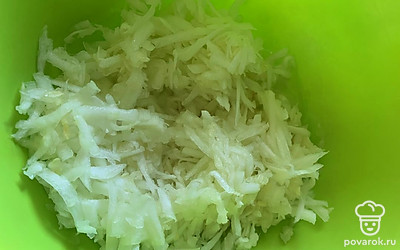 Натираем кабачок и заливаем его молоком, туда же сахар и соль по вкусу.