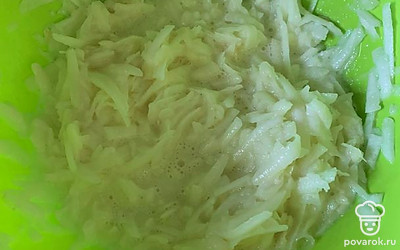 Добавляем яйцо и хорошо перемешиваем.