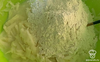 Высыпаем муку и хорошо перемешиваем, тесто должно быть не густым и не жидким.