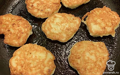 Кладём на сковородку и обжариваем с двух сторон на разогретой сковородке.