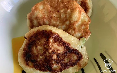 Подавать можно порционно со сметаной, сгущёнкой либо вареньем, получается очень вкусно и сытно.