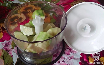 Кабачки помыть и порезать, измельчить в блендере.