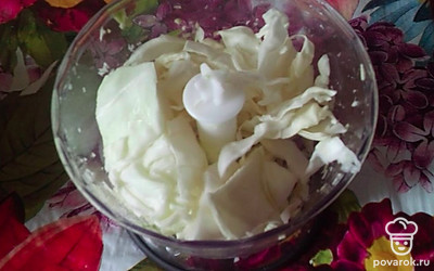 В блендере измельчить сельдерей и капусту.