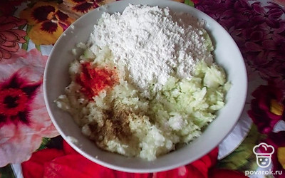 Смешать овощи, добавить муку, соль и паприку, перемешать.