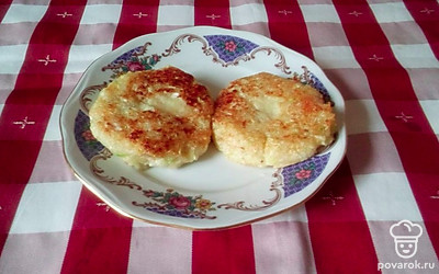 Жарить на растительном масле по 5 минут с каждой стороны.