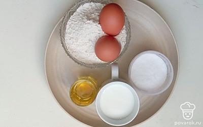 Подготовьте все ингредиенты, просейте муку, также налейте кефир, соль с сахаром в стакан.