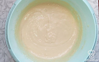 Сделайте тесто. В кефир разбейте яйца, насыпьте муку, разрыхлитель. Хорошо все перемешайте.