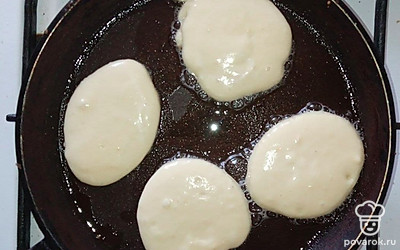 Возьмите сухую сковороду, налейте масла немного. Разогрейте до среднего огня. Налейте немного теста и пожарьте с двух сторон до золотистой корочки.