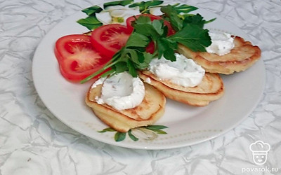 Подавайте оладушки горячими на красивой тарелочке со сметаной.