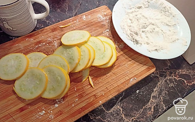 Моем свежие кабачки. Выбираем желтые, так как у них более насыщенный вкус, чем в зеленых.