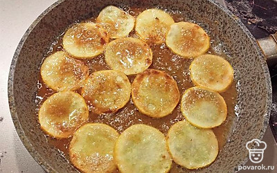 Каждую дольку обваливаем в муке и жарим до золотистой корочки.