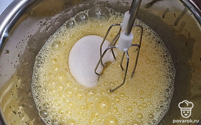 Взбить яйца с молоком с помощью блендера до лёгкой пены, добавить сахар и взбивать дальше до белой густой пены. 