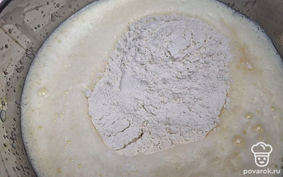 В получившуюся смесь добавить муку и хорошо перемешать. 