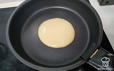 Разогреть антипригарную сковороду, смазать маслом. Выпекать оладьи с двух сторон до золотистой корочки. 