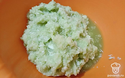 Кабачок потрите на терке или измельчите в блендере и слейте лишнюю жидкость.