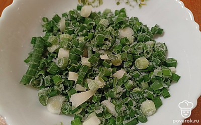 Зеленый лук мелко порежьте, можно использовать замороженный.