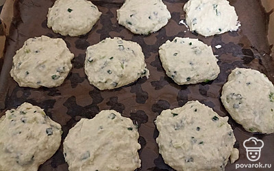 На противень постелите бумагу для выпекания и выложите оладьи. Ставьте выпекаться в духовку разогретую до 200 градусов на 25- 30 минут.