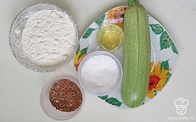 Подготовьте все ингредиенты, просейте муку, а также кабачок промойте под проточной водой.