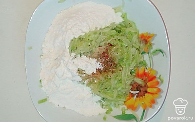 Натрите кабачки пи помощи средней терки, насыпьте муки. Перемешайте их с перцем, солью и другими специями. Тщательно перемешайте.