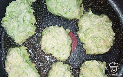 Возьмите и нагрейте на сухой сковороде масло. Туда ложку теста и сделайте форму оладушка. Пожарьте с каждой стороны, пока не подрумянится.