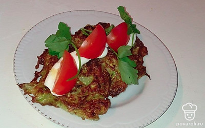 Подавайте оладьи на красивой тарелочке, горячими с кусочками помидора и зеленью.