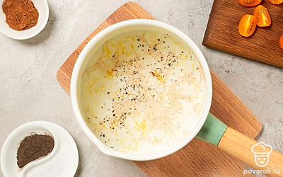 Приготовьте сырный соус. Растопите в кастрюле сливочное масло, добавьте муку и обжарьте ее в течение 30 секунд, постоянно помешивая. Порционно влейте молоко, помешивая, всыпьте тертый сыр. Посолите, поперчите, добавьте мускатный орех и варите соус 2-3 минуты до загустения, постоянно помешивая. Затем дайте ему остыть.