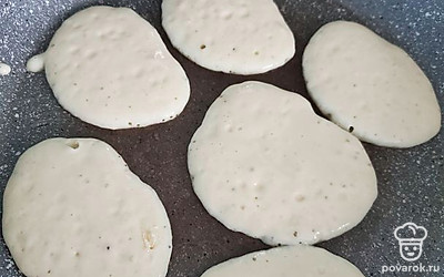 Сковороду хорошо раскалите, добавьте растительное масло, если нет антипригарного покрытия. Столовой ложкой порционно влейте тесто на сковороду.