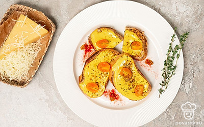 Украсьте тосты мелко нарезанным тимьяном.