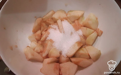 Яблоки очистить, мелко нарезать, добавить сахар, перемешать блендером. 