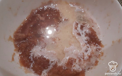 Добавить молоко, растительное масло. 