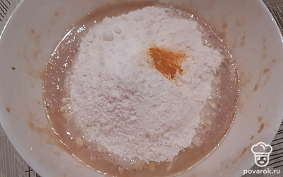 Ввести муку, разрыхлитель, корицу, соль.