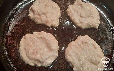 Выпекать на раскаленной сковороде по 3 минуты с каждой стороны. 